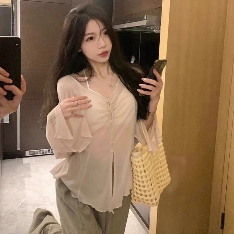Shirts - Transparente Bluse mit ausgestellten Ärmeln –